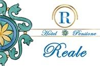 Logo dell'Hotel Pensione Reale: monogramma R accanto a una piastrella in ceramica decorata a fiore.