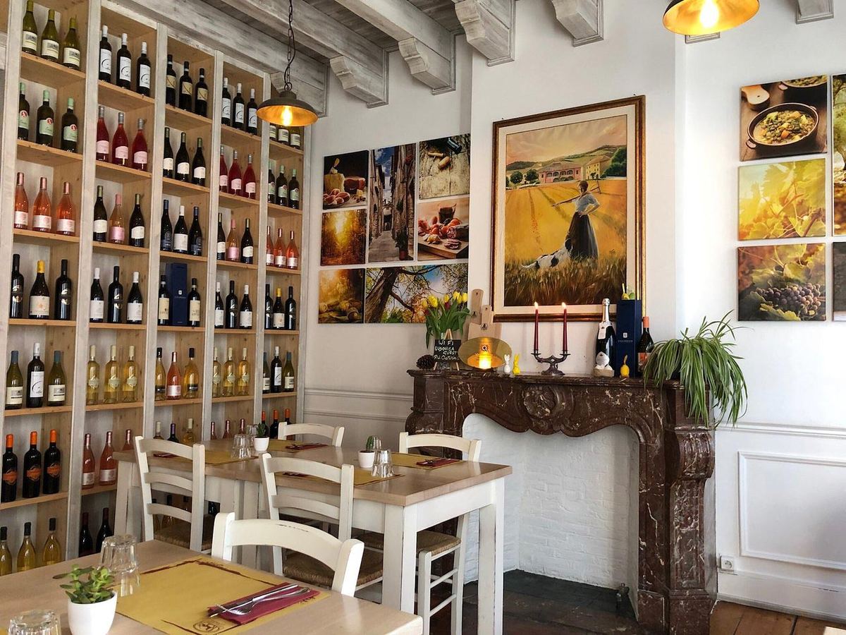 Sala da pranzo di Osteria Delicati con tavoli apparecchiati