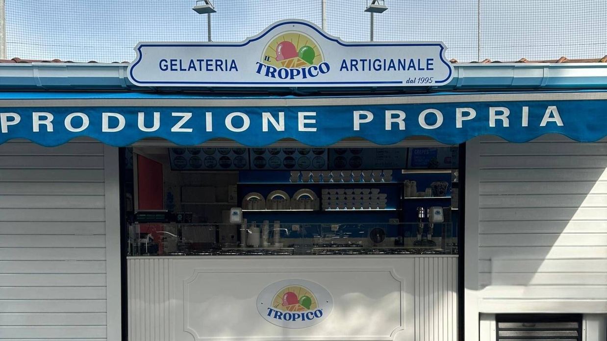 Banco gelati con gusti esposti