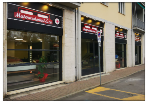 L'esterno del negozio a Voghera