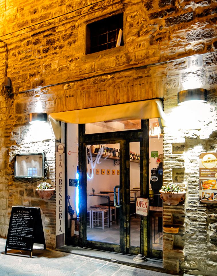 L'interno del locale La Cresciamia a Gubbio