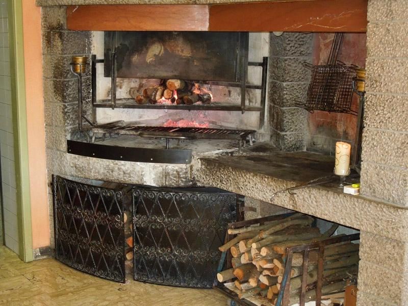 Camino per la cottura alla brace del Ristorante Pizzeria Il Roscio