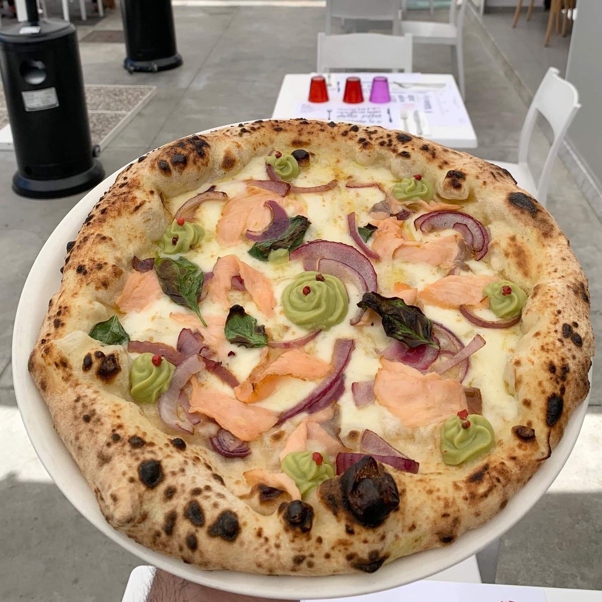 Interno spazioso della pizzeria Morsi & Rimorsi ad Aversa