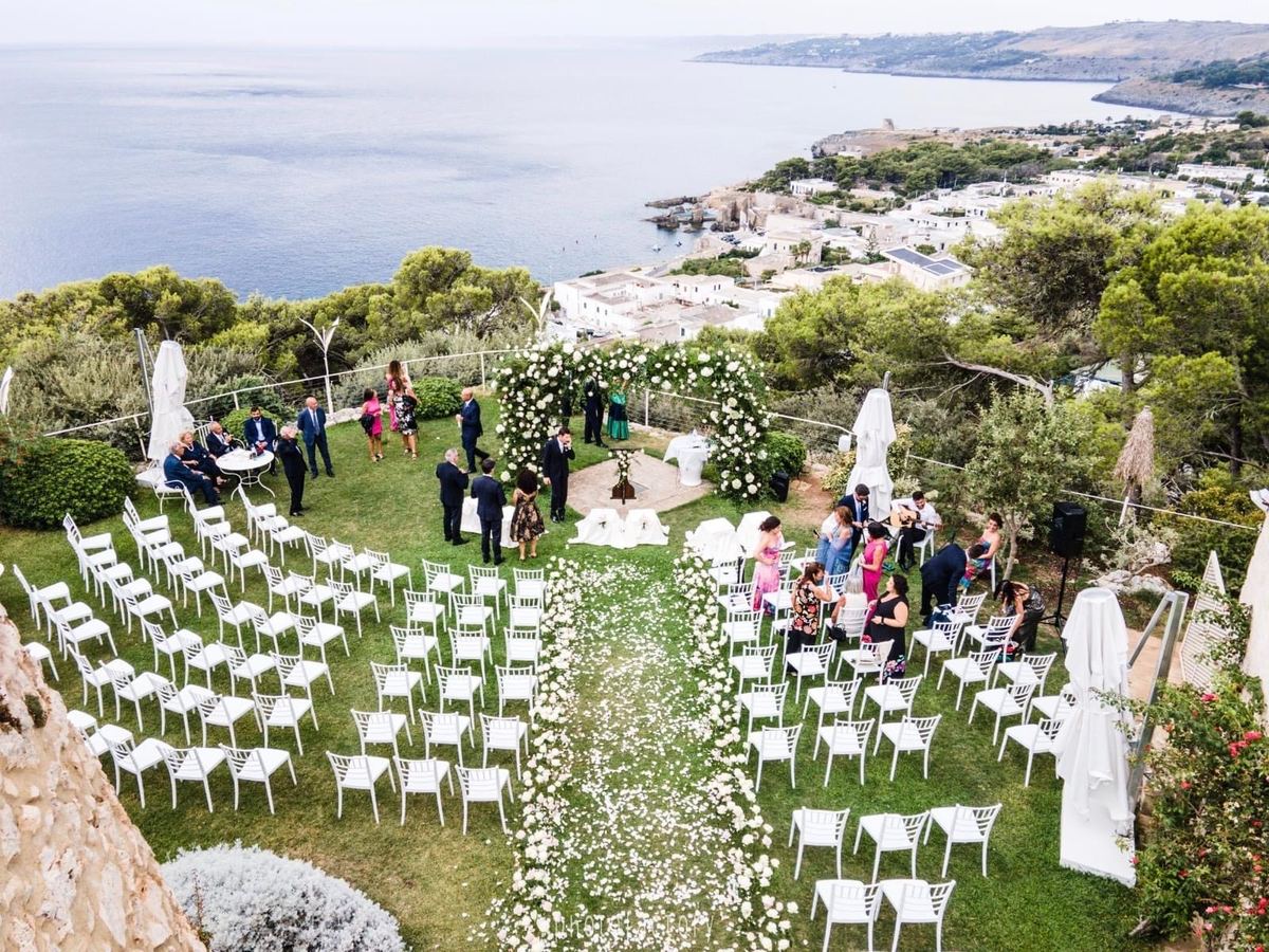 Cerimonia civile con arco floreale vista mare a Cala Dei Balcani