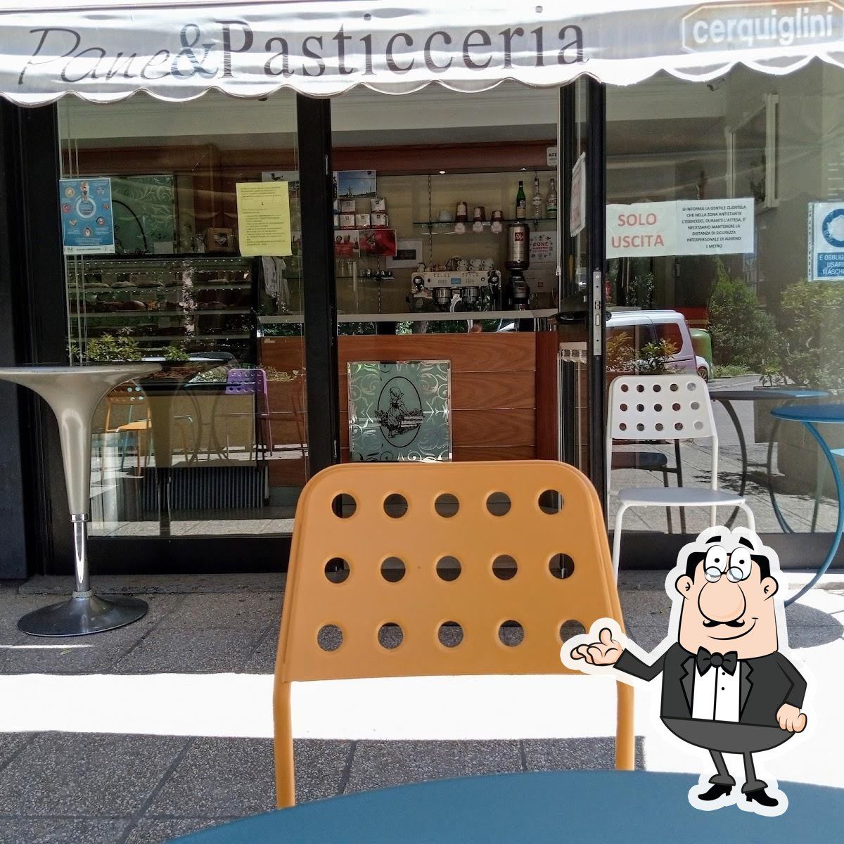Bancone espositivo della Panetteria Pasticceria Cerquiglini con prodotti dolci