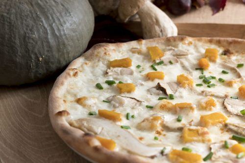 Pizza con porcini, zucca ed erba cipollina della Pizzeria La Tavernetta