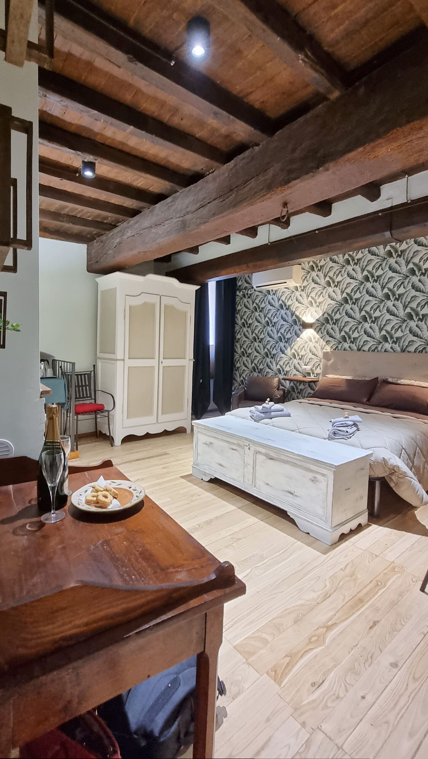 Facciata della Residenza dei Longobardi nel centro storico di Spoleto