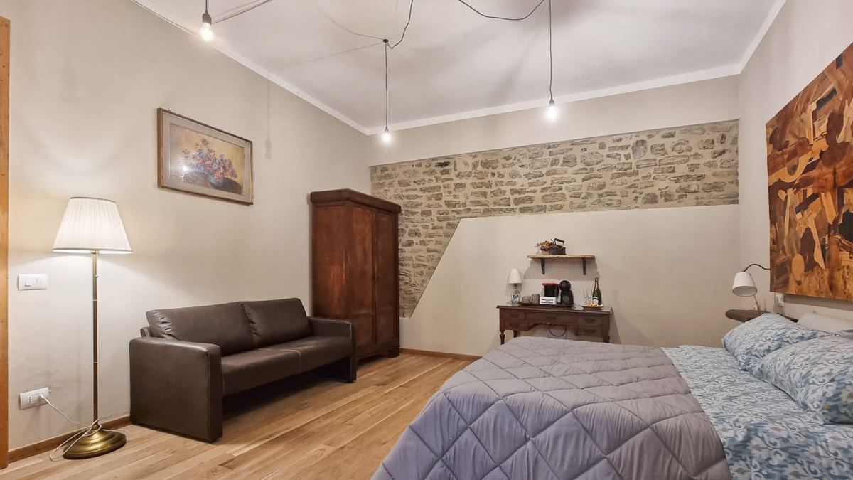 Interno della Residenza dei Longobardi con arredi artigianali