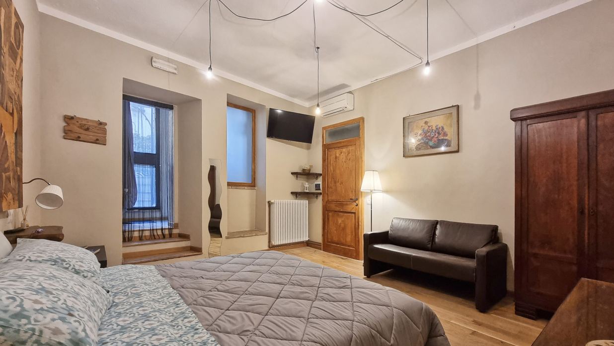 Camera con arredi artigianali della Residenza dei Longobardi