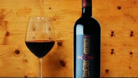 Bottiglia di Merlot La Cura prodotto dall'azienda vitivinicola