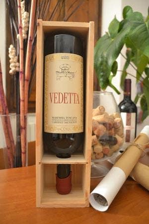 Vedetta, bottiglia capovolta de La Cura Azienda Vitivinicola