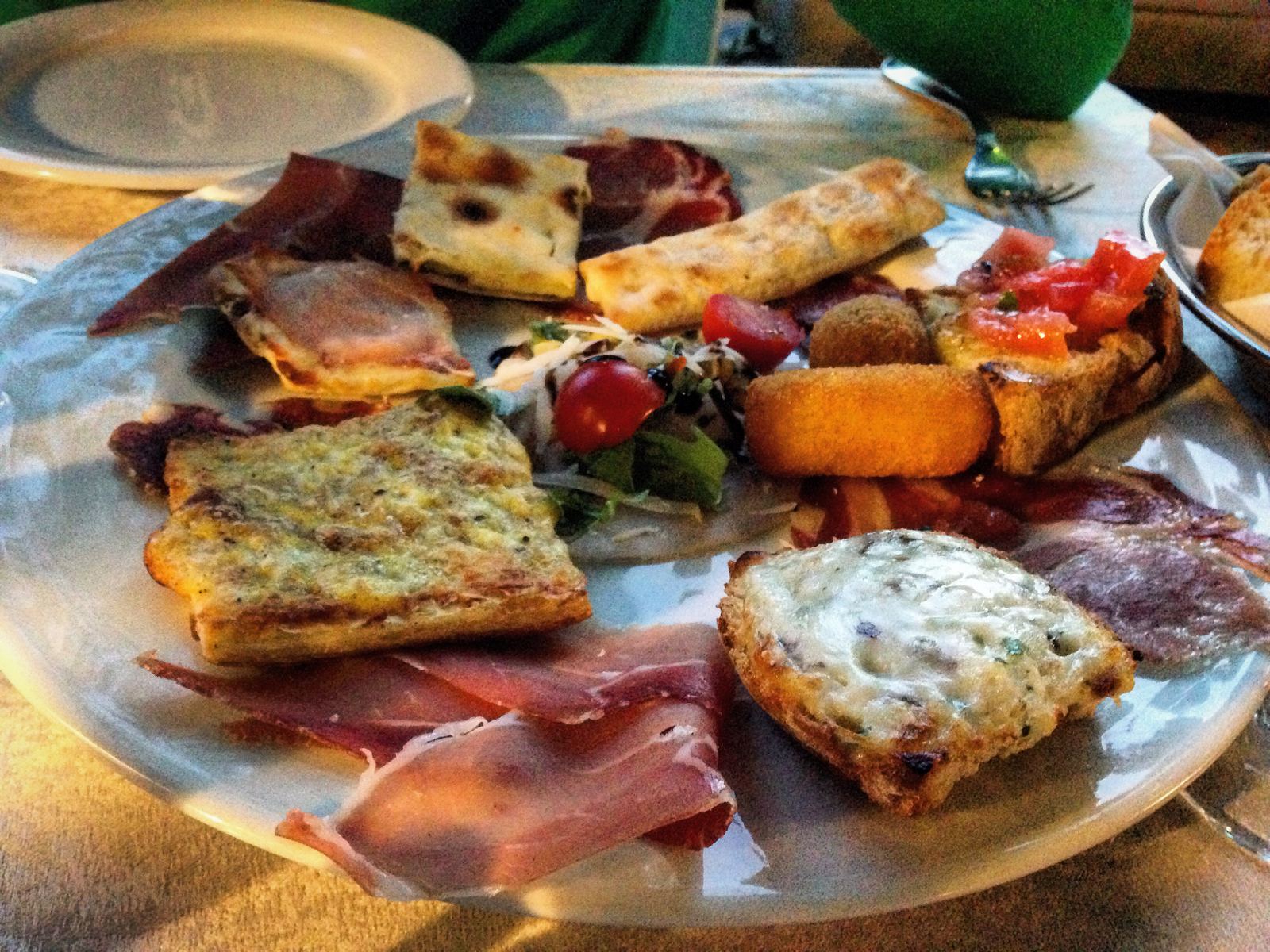 Antipasto della Balestra con selezione di salumi tipici umbri