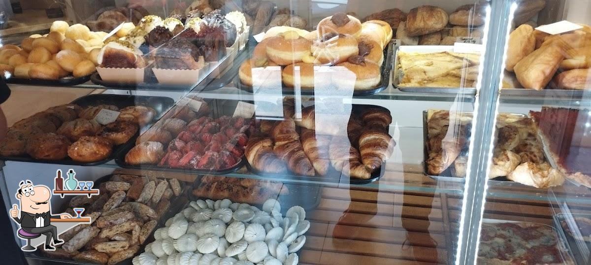 Banco vendita del Panificio Romagnoli con esposizione di prodotti da forno