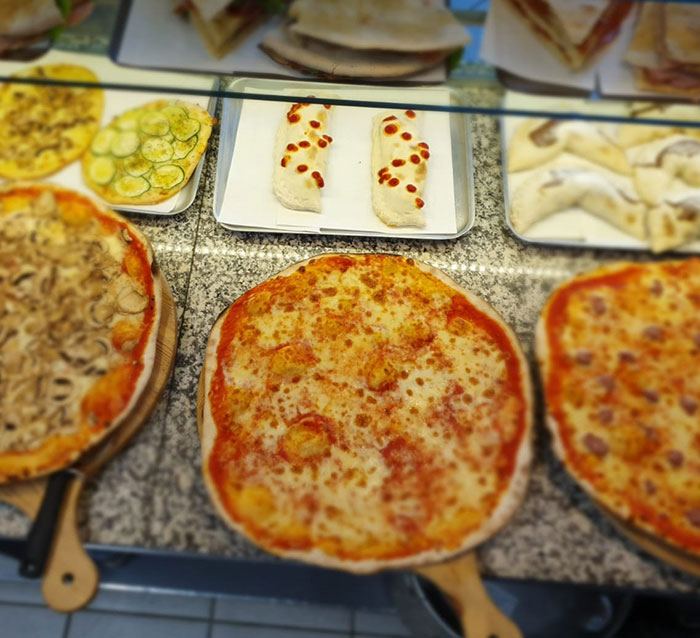 Pizza cotta nel forno a legna di Pizza Pazza a Pezzi