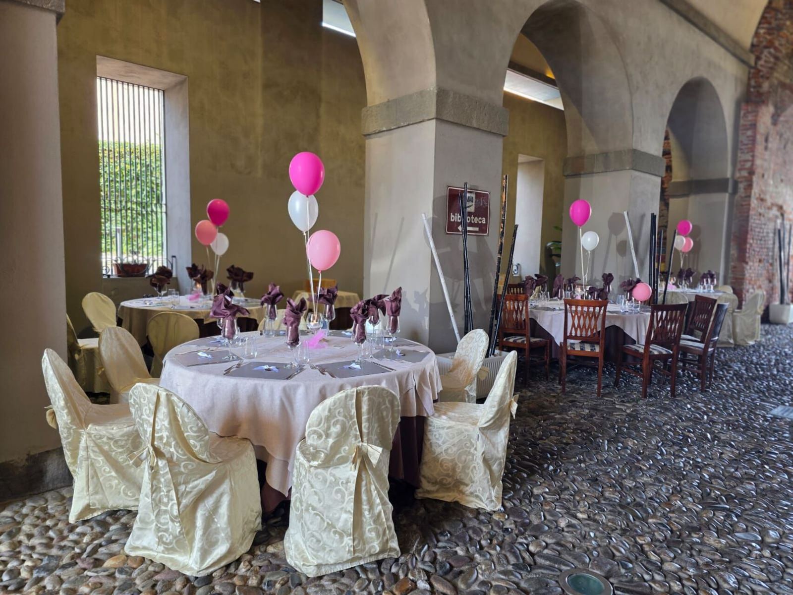 Gli ambienti interni del Ristorante L'Antica Rocca sotto le volte storiche