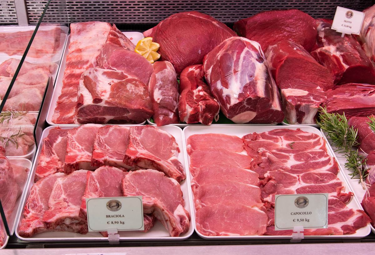 Banco della Macelleria Salumeria Caula con esposizione carni fresche
