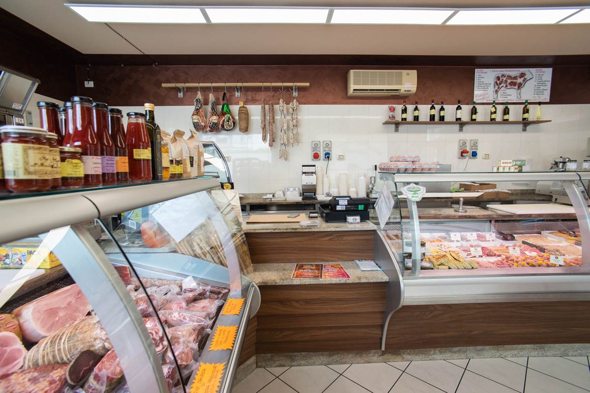 Esposizione prodotti presso Macelleria Salumeria Caula a Beinette