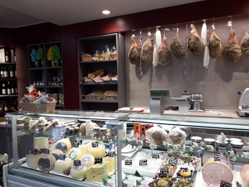 Produzione artigianale di salumi presso Dominici 1939