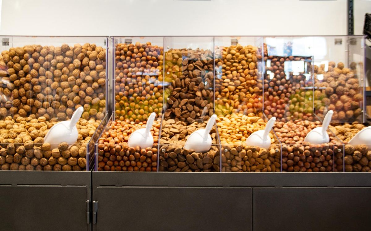 Esposizione di ortofrutta fresca da Ortofrutta Golosine a Verona