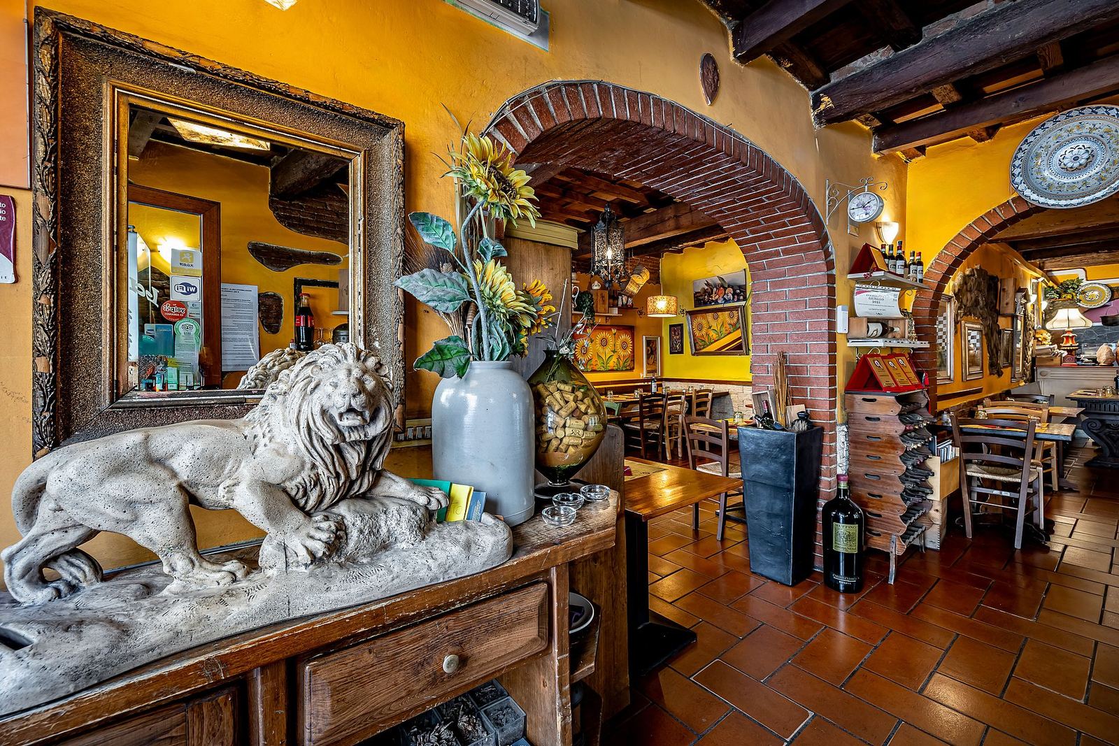 Interno del ristorante La Grotta Di Leo a Firenze