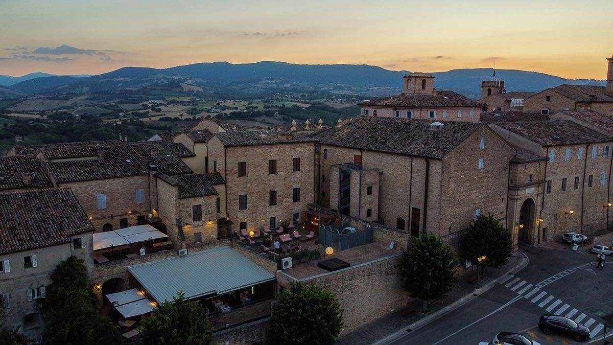 La terrazza panoramica di Antica Fornace con vista sulle colline marchigiane