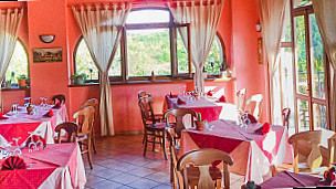 Außenansicht des Restaurants TUAIS zwischen den Hügeln von Odalengo Piccolo