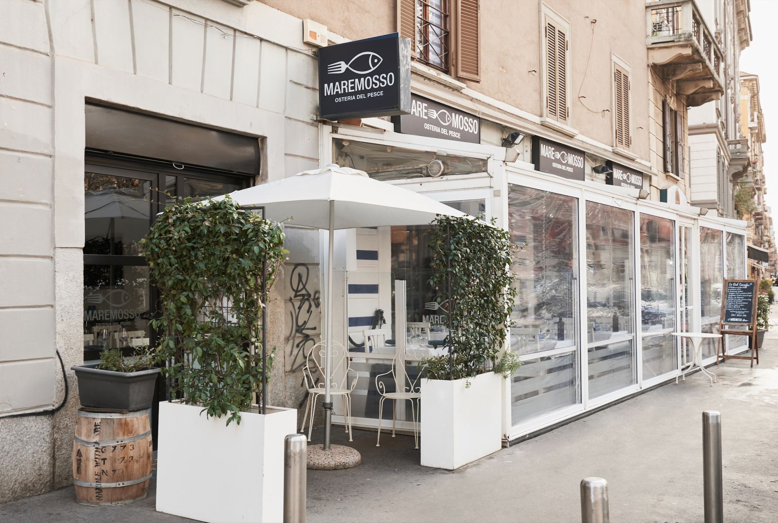 Ambiente interno dell'osteria Mare Mosso a Milano