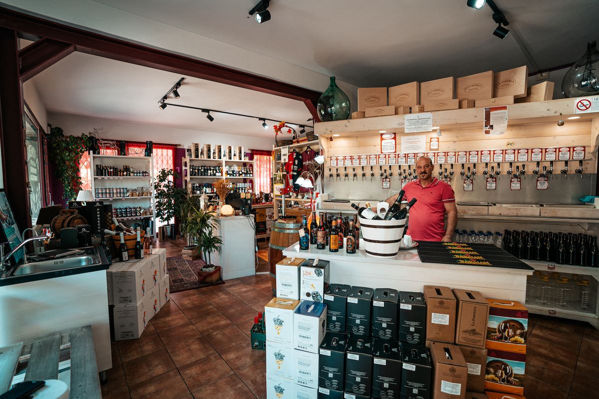 Scaffalature con vini selezionati In Vineria da Renato