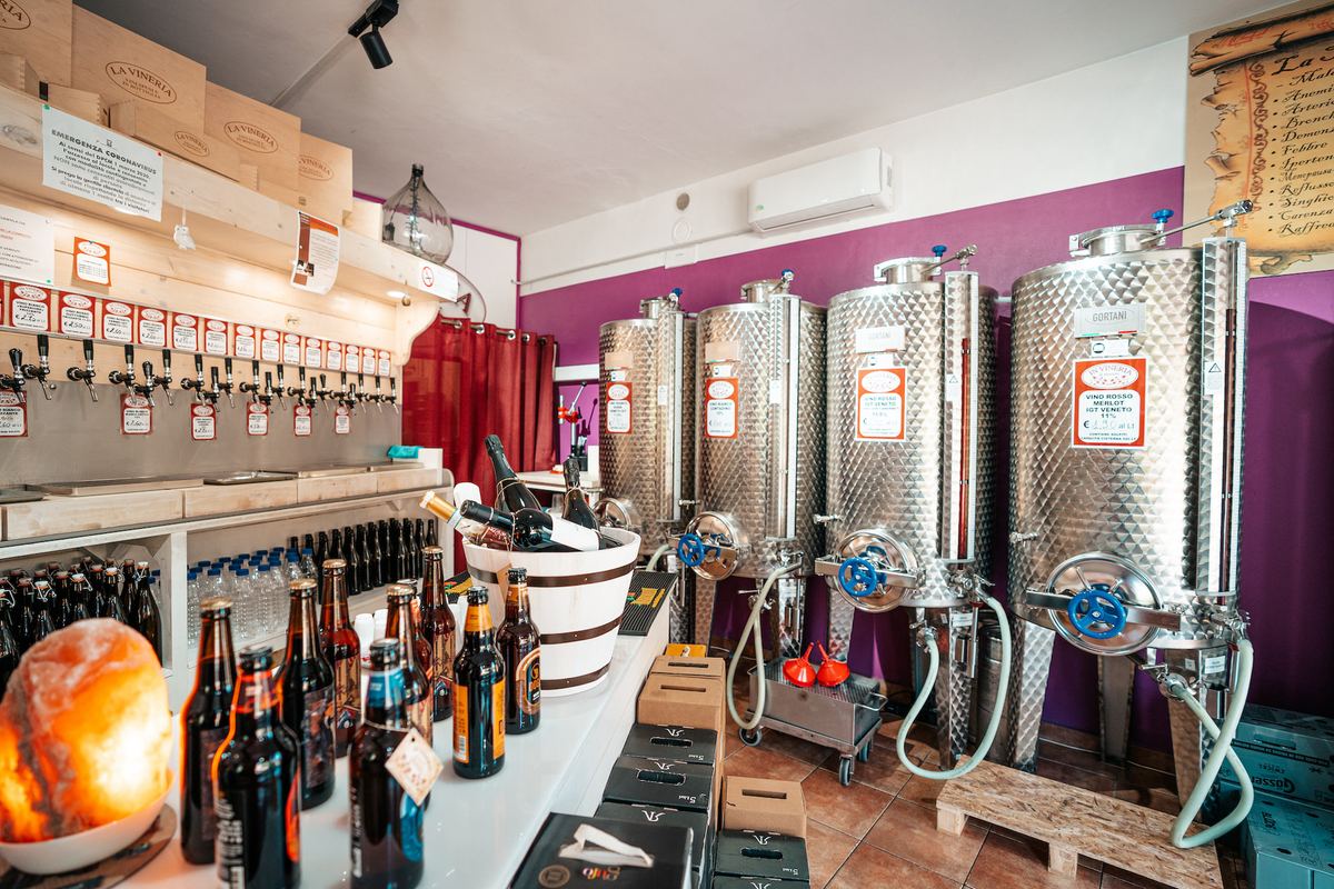 Esposizione interna di vini e distillati In Vineria da Renato