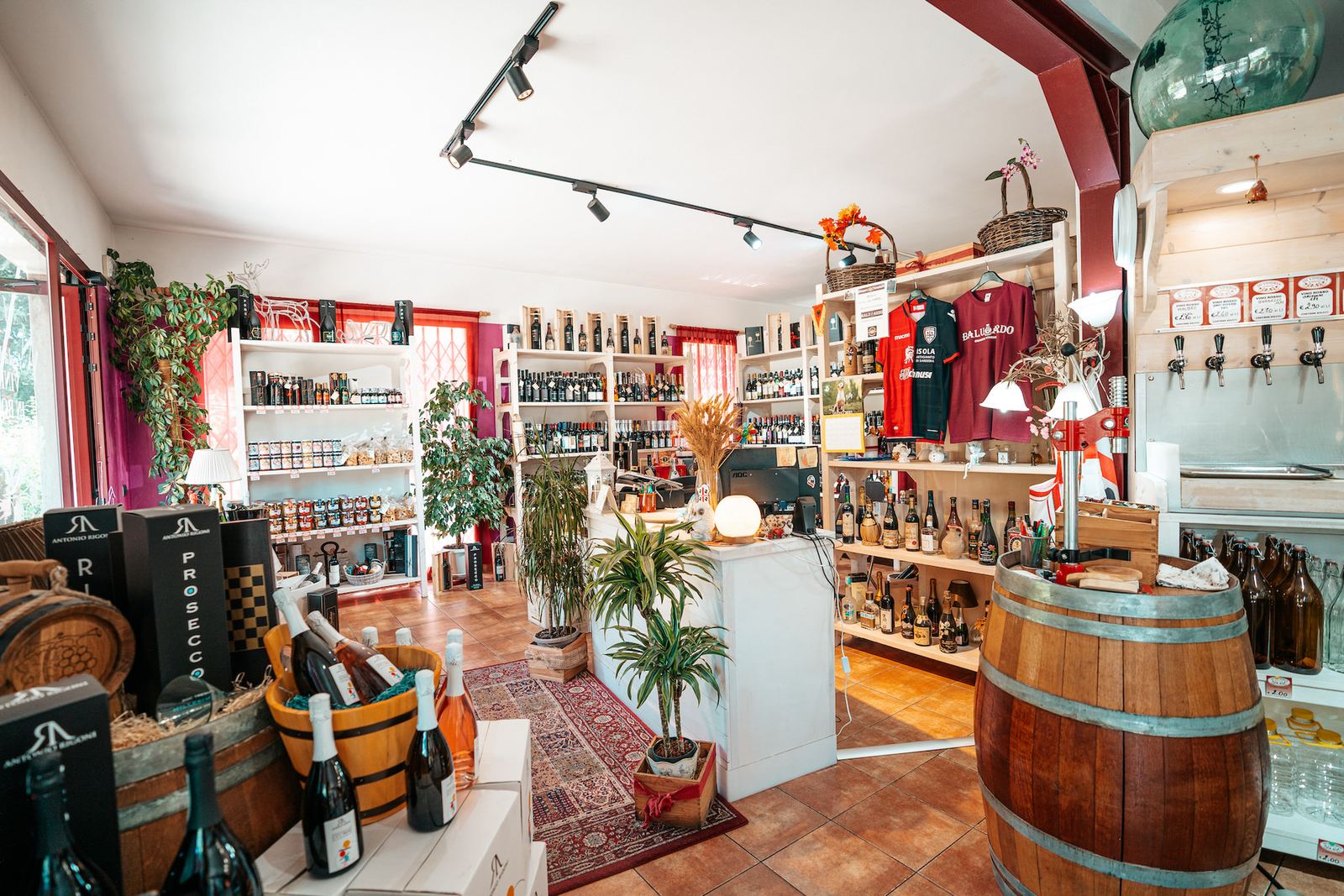 Interno dell'enoteca In Vineria da Renato a Reggio Emilia