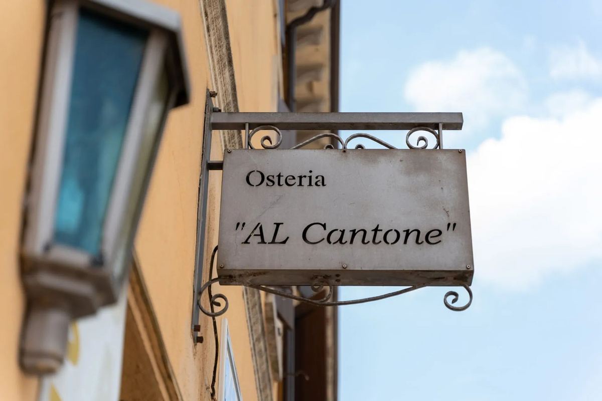 Sala con tavoli conviviali dell'Osteria Al Cantone