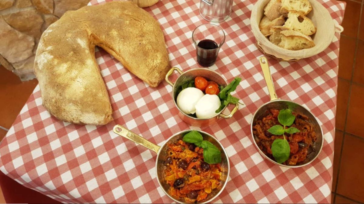 Tavolo apparecchiato nella trattoria