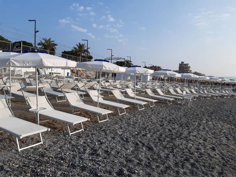 Lo stabilimento balneare Playa Bianca con vista sul mare