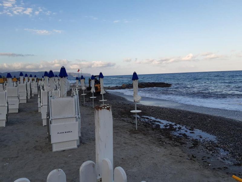 Playa Bianca sotto il Castello Borelli