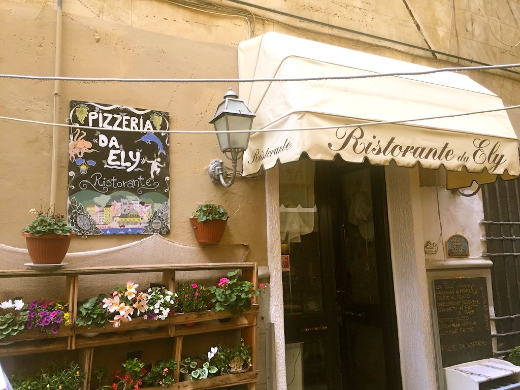 Tavoli del Ristorante Pizzeria Da Ely a Monterosso al Mare