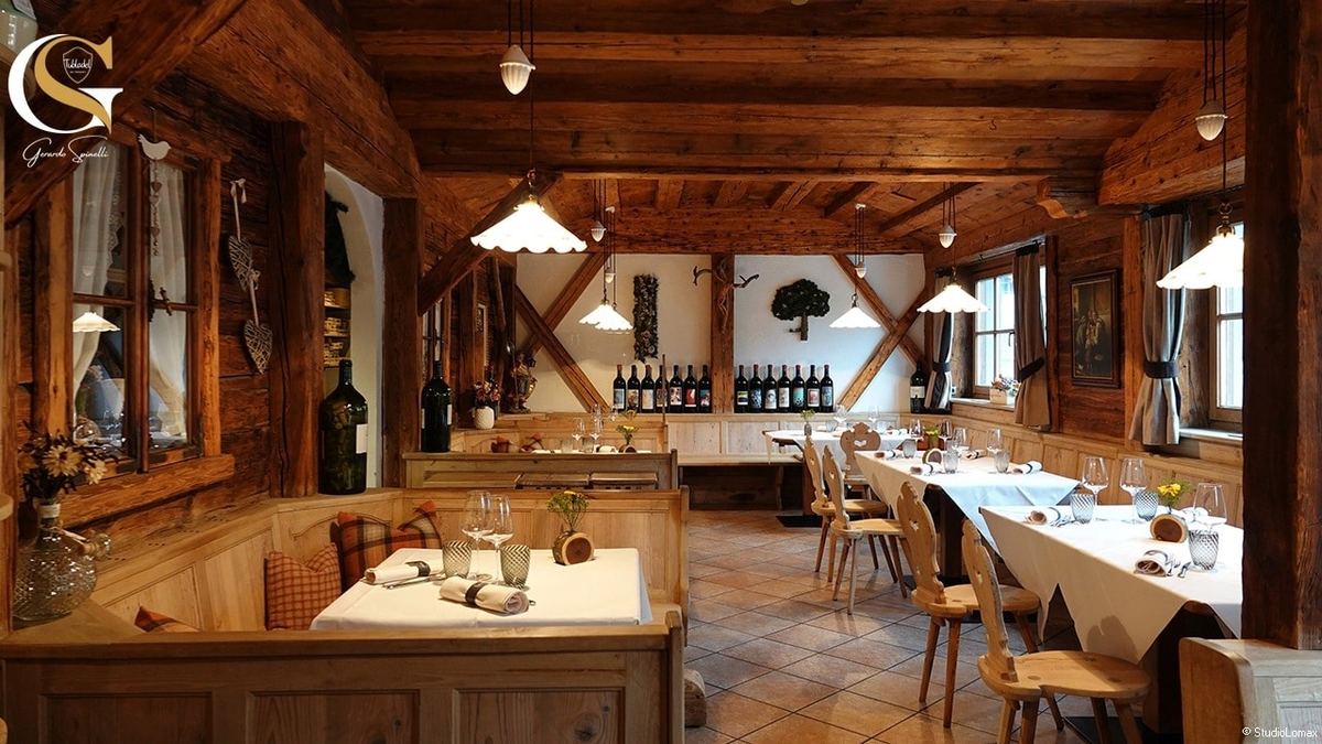 Interno del Tubladel Restaurant con arredamento altoatesino in legno