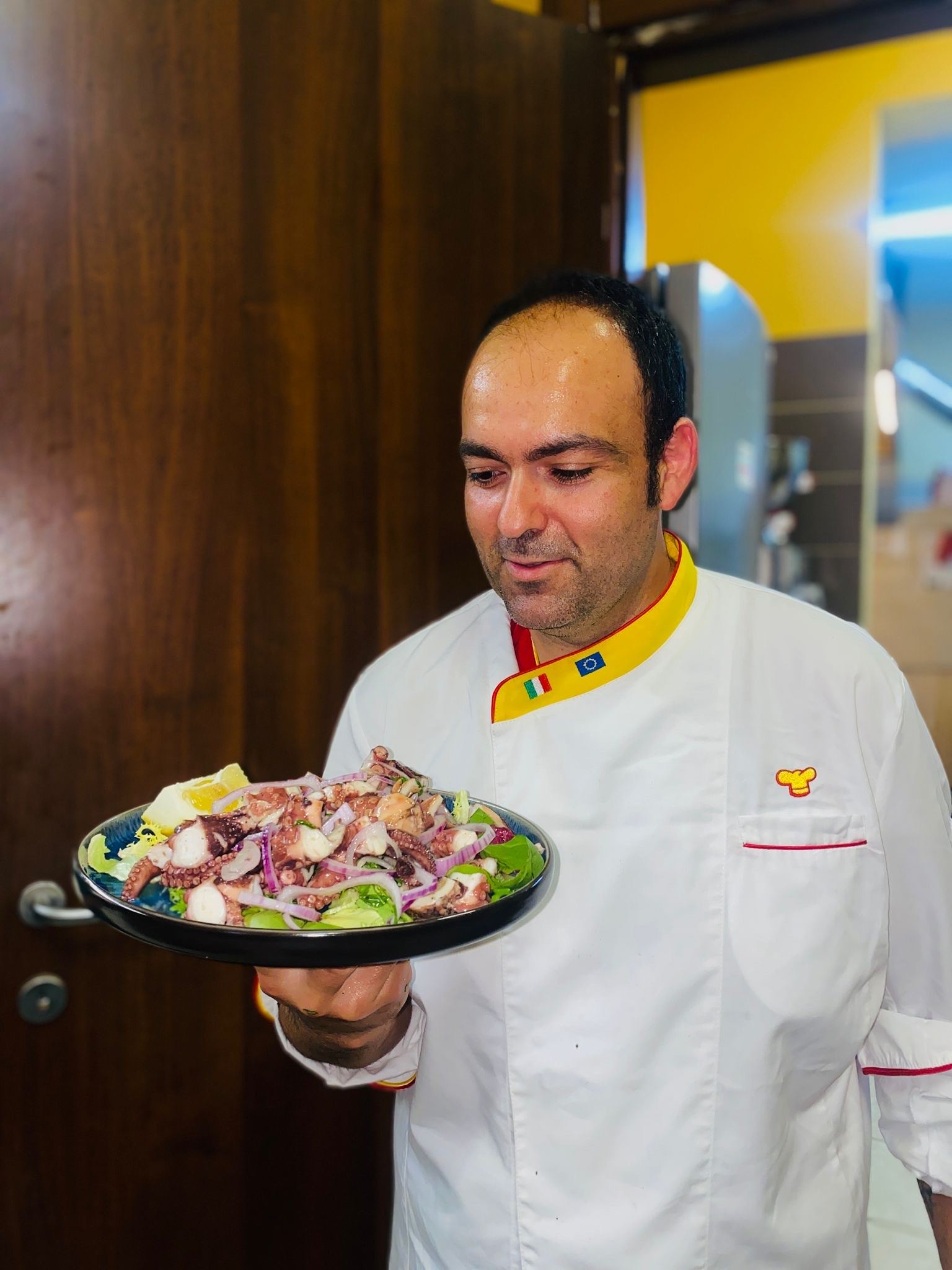 Lo chef de La Vecchia Fontana in divisa da cucina