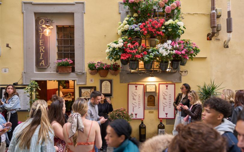 Esterno dell'Osteria Belle Donne con la storica buchetta del vino