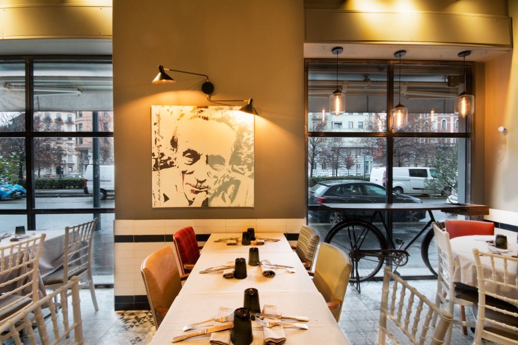 Interno accogliente del ristorante Frijenno Magnanno