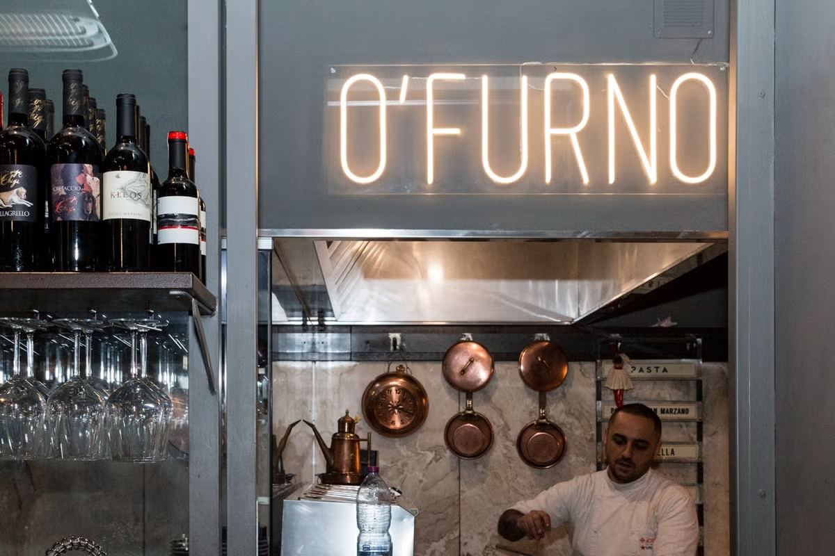 Forno a legna per la cottura della pizza da Frijenno Magnanno
