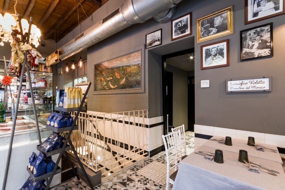 Sala del ristorante Frijenno Magnanno a Milano