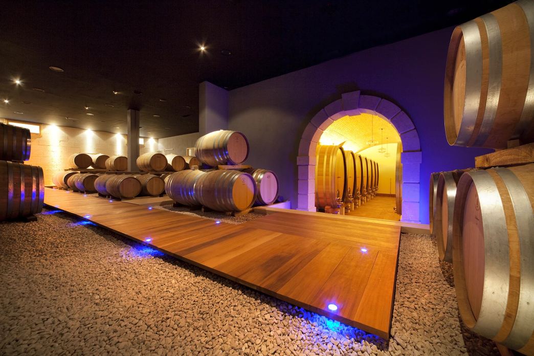 Botti di rovere per l'affinamento dei vini nella cantina I Scriani a Fumane