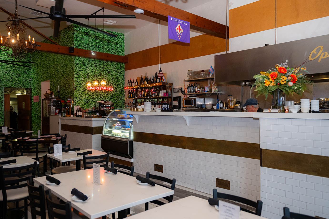 Interno di Operacaffe nel quartiere Gaslamp
