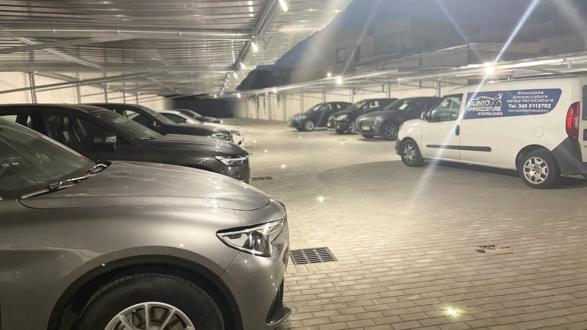 Lavoro di riparazione carrozzeria presso Salento Ammaccature
