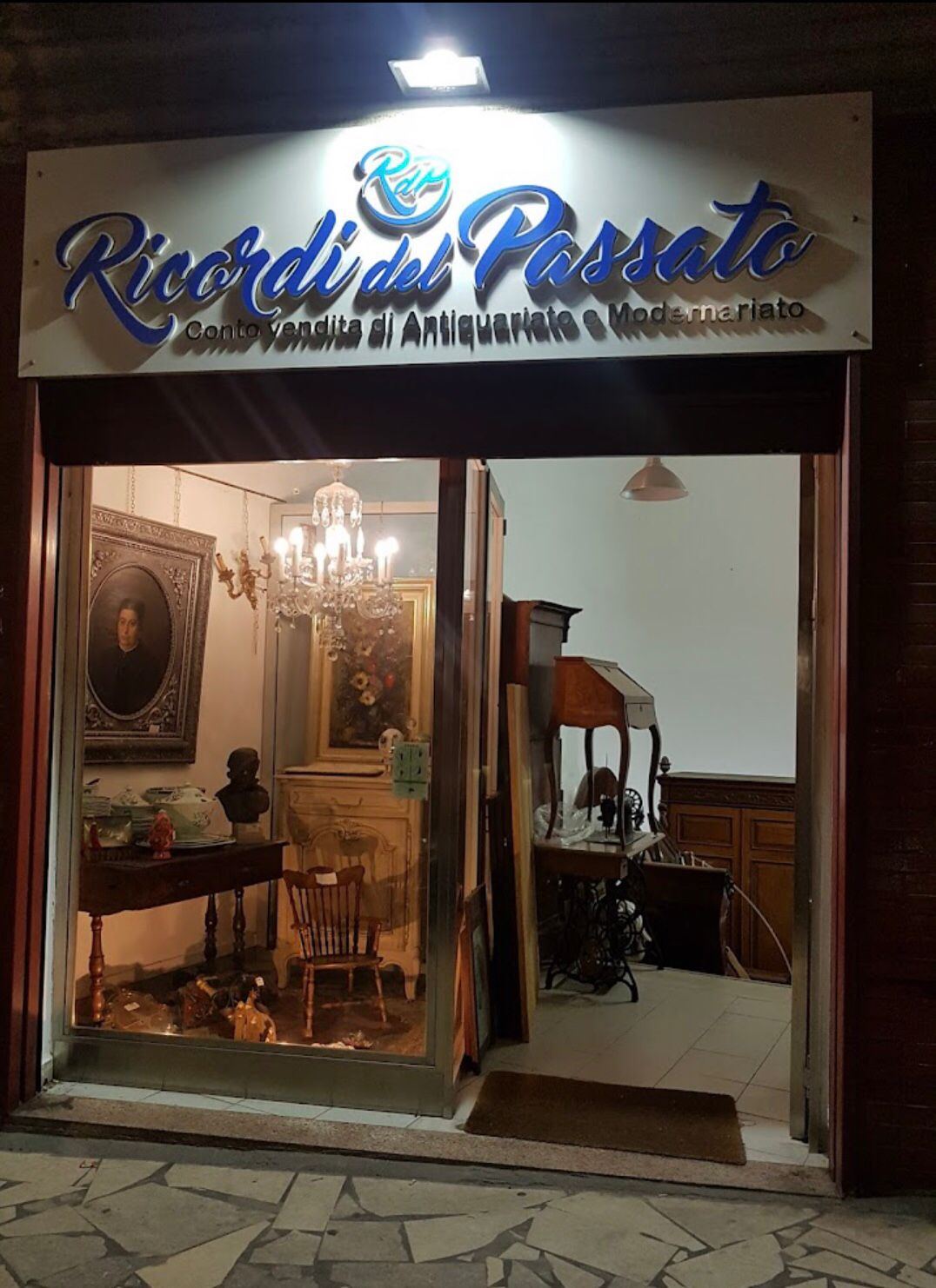 Interni dello showroom di Ricordi Del Passato con mobili d'epoca