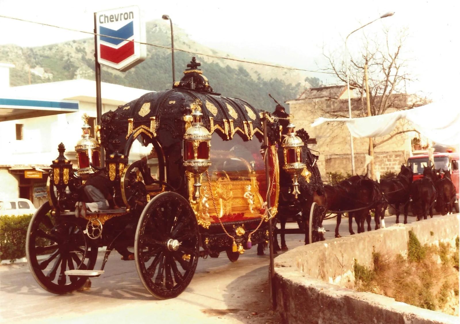Carrozza funebre trainata da cavalli di Onoranze Funebri La Sarnese
