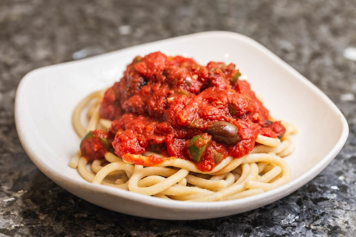 Spaghetti alla puttanesca versione vegana di Bigoi Venezia