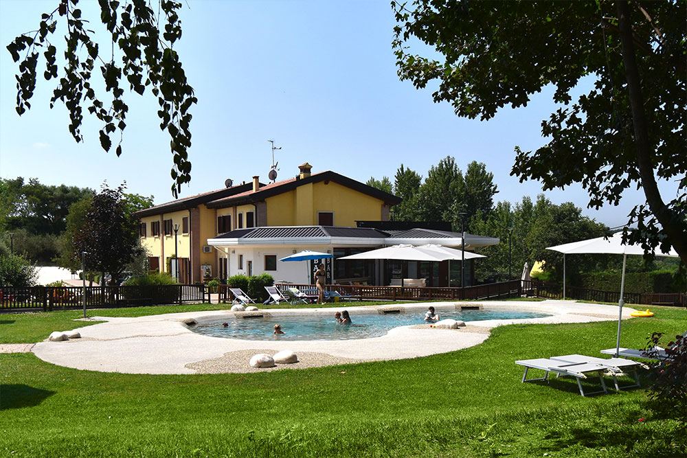 Area relax con piscina e barbecue presso Agriturismo Corte Tonolli
