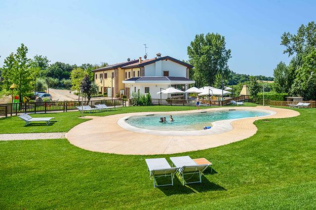 La piscina dell'Agriturismo Corte Tonolli immersa nel verde