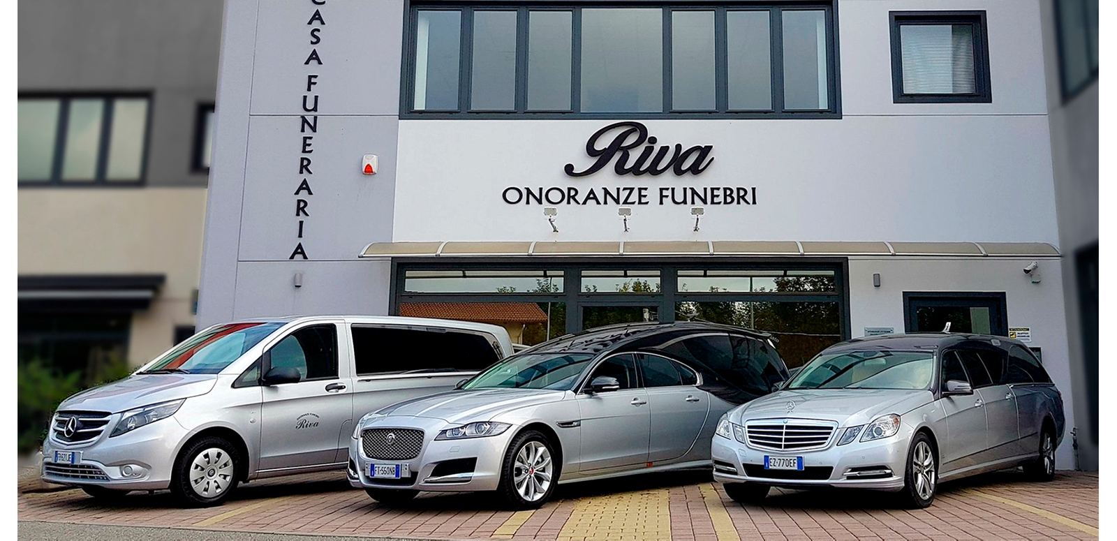 Carri funebri Mercedes e Jaguar di proprietà di Onoranze Funebri Riva